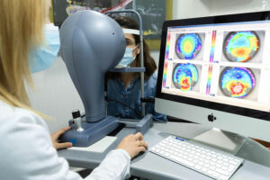 usamos topografo corneal de ultima generación para mapear la superficie de la cornea